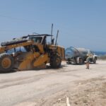 Alerta en Enriquillo por carretera construida al borde de un acantilado