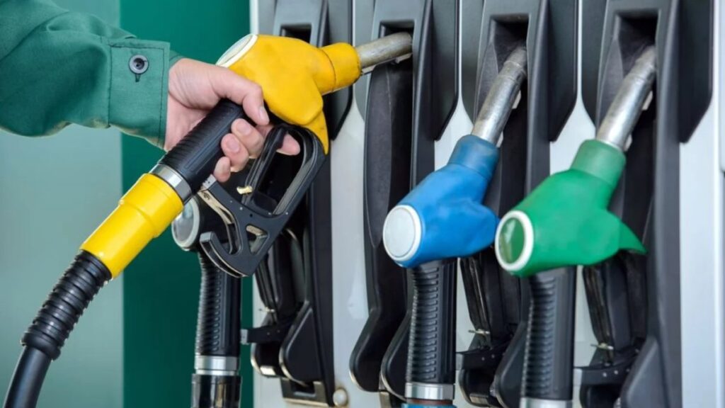 gobierno-aumenta-hasta-12-pesos-precios-de-combustibles;-otros-quedan-congelados