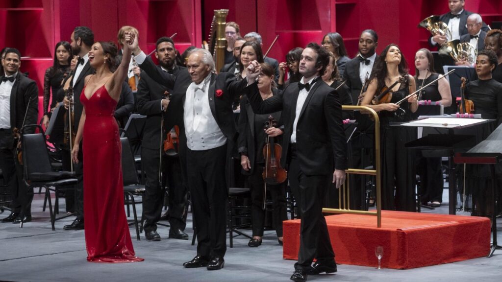 gala-de-grandes-interpretes-conquista-al-publico-con-las-voces-de-nadine-sierra-y-xabier-anduaga