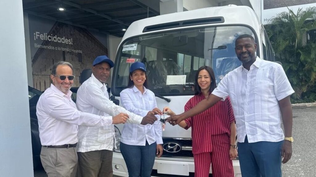 entrega-minibus-a-la-asociacion-de-baloncesto-de-la-provincia-santo-domingo