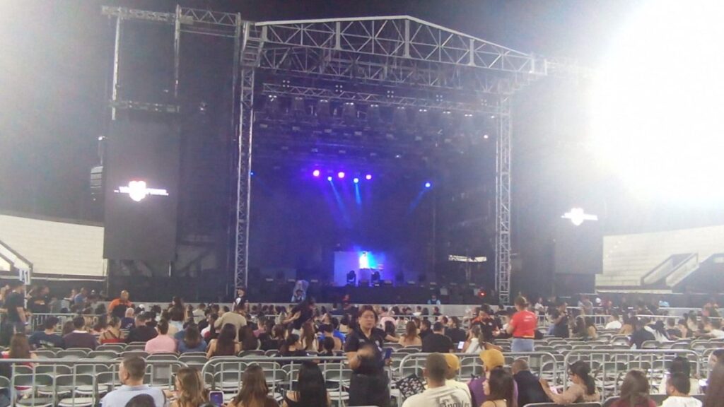 fans-de-nicky-jam-llegan-al-ovalo-de-la-feria-ganadera-para-disfrutar-su-concierto
