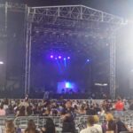Fans de Nicky Jam llegan al Óvalo de la Feria Ganadera para disfrutar su concierto