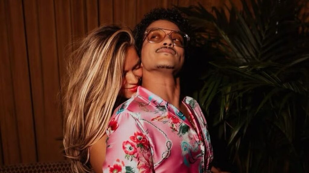 ¿romance-en-puerta-o-colaboracion-musical?-las-fotos-de-karol-g-y-bruno-mars-que-encienden-las-redes