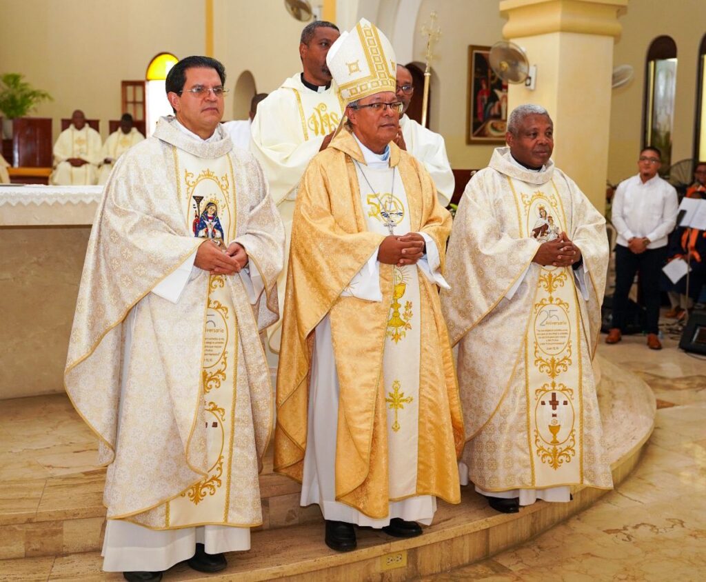 diocesis-de-barahona-celebra-25-anos-de-ordenacion-sacerdotal-de-los-padres-marco-perez-y-secilio-espinal