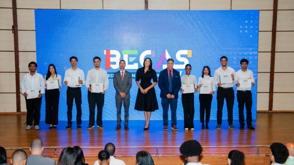 118-estudiantes-reciben-una-nueva-oportunidad-para-avanzar-en-sus-estudios-con-becas-del-itla