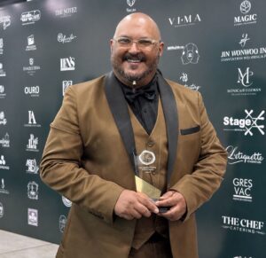 leo-subervi-gana-como-mejor-orquesta-para-fiestas-en-premios-lawa,-ecuador