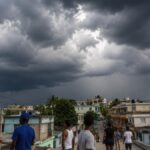 Onda tropical y vaguada pondrán a prueba el norte del país con aguaceros y tormentas este domingo