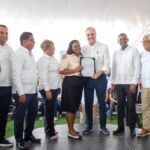 Abinader entrega 1,750 títulos de propiedad a familias de Los Alcarrizos