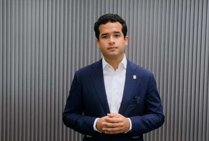 omar-fernandez-aclara-no-fue-internado-por-agotamiento,-sino-por-una-gastritis,-producto-de-una-bacteria