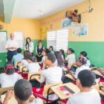 Yeni Berenice entró a una escuela de Herrera y habló a los estudiantes de moral, cívica y ética ciudadana