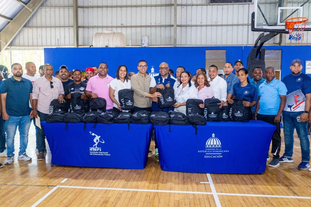 senador-guillermo-lama-agradece-a-inefi-por-llevar-a-bahoruco-programa-«inefi-con-el-barrio»