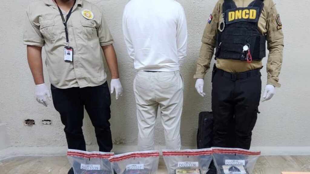 arrestan-en-punta-cana-a-espanol-que-intentaba-viajar-con-20-paquetes-de-cocaina