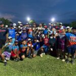 Alcalde de Villa Jaragua entrega utilerías a liga deportiva y equipo los Guayacanes