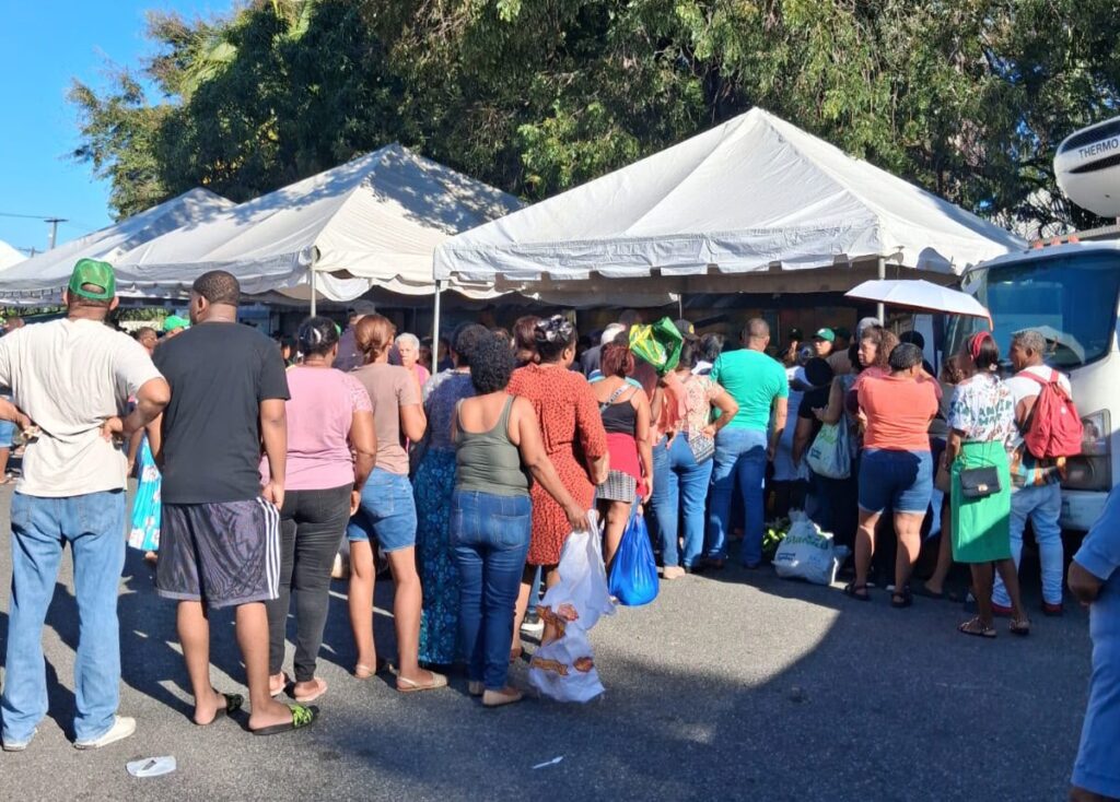 fuerza-del-pueblo-beneficia-a-cientos-de-familias-de-sde-con-el-“mercado-del-pueblo”