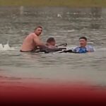 Un reportero se lanza al agua a salvar a hombre de una inundación en pleno directo